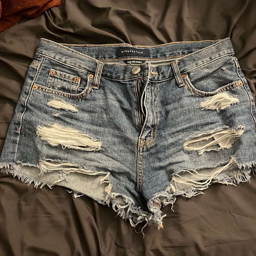 High rise distressed shorty
